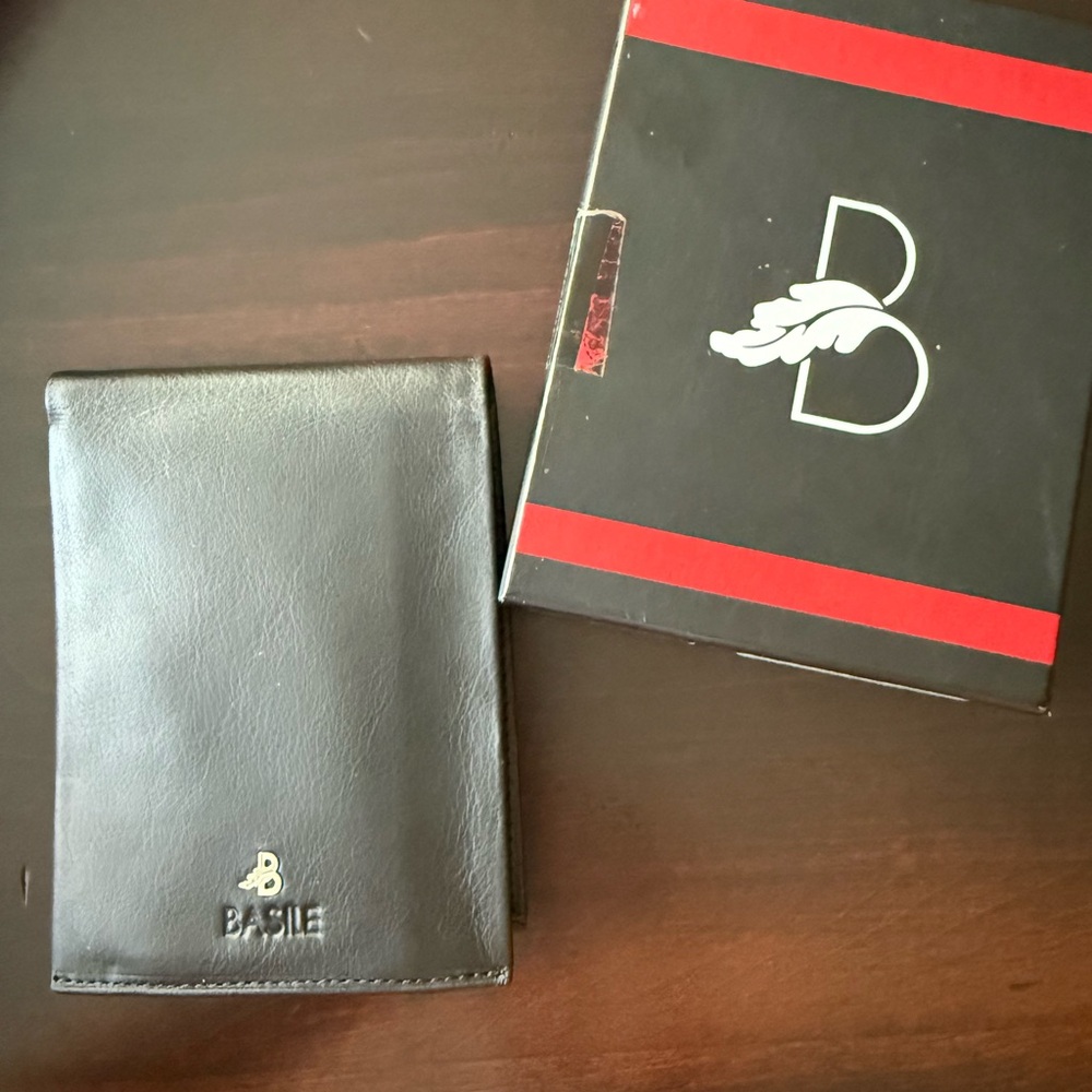 Men’s leather Basie wallet.